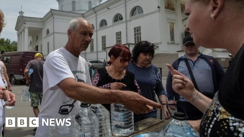 Ukraine floods recede but fears over disease remain