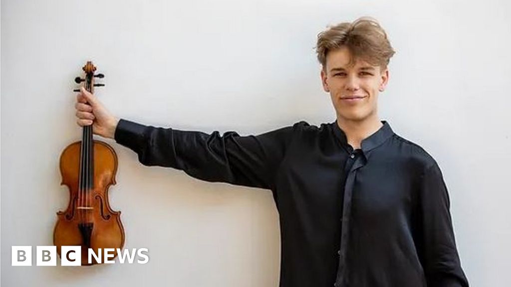 Former Exeter busker wins violin scholarship BBC News