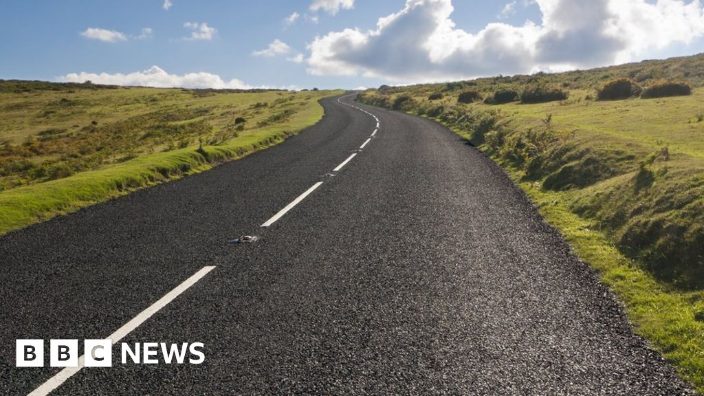 Are roads safer with no central white lines? - BBC News