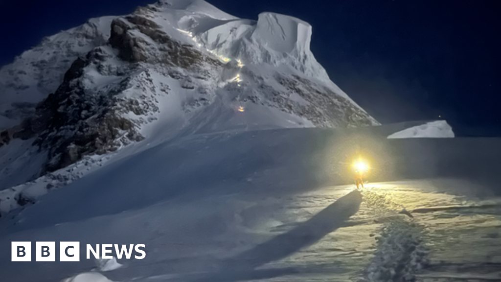 K2: klatrere benekter at guiden går døende for å slå rekord