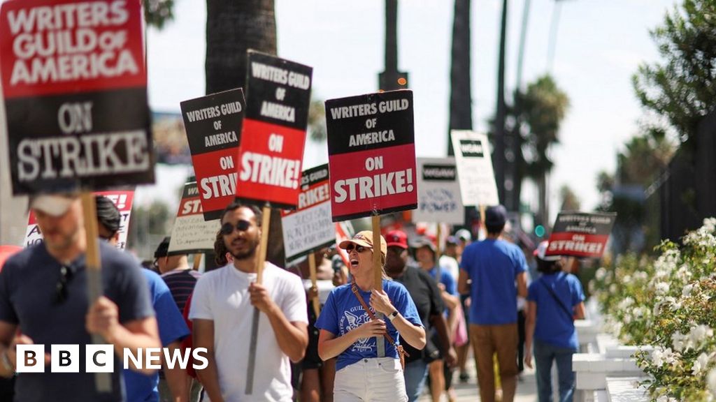 Hollywoodzcy scenarzyści zgadzają się zakończyć pięciomiesięczny strajk po podpisaniu umowy ze studiem