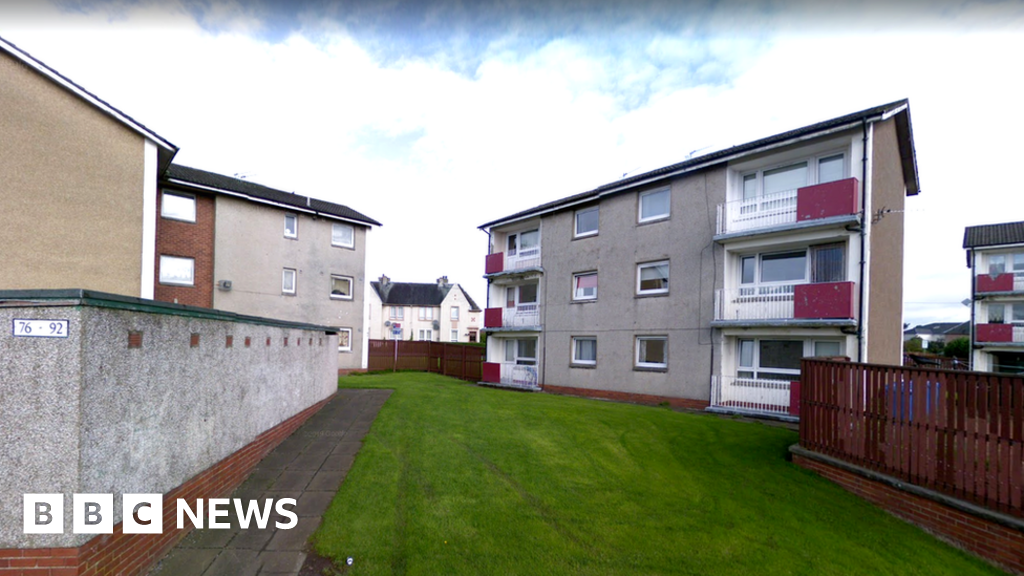 Murder inquiry after death of man found in Blantyre street - BBC News