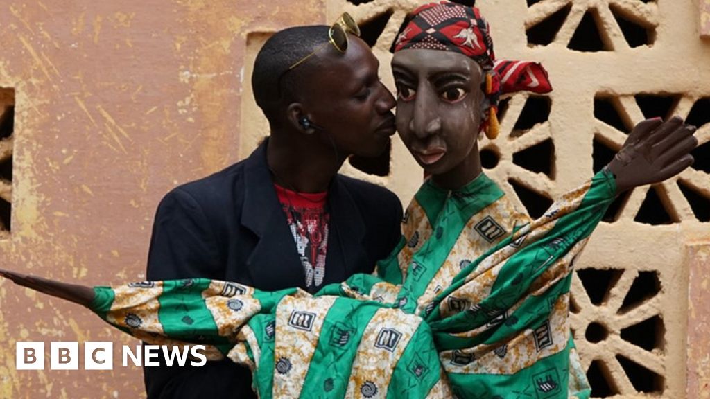 The 'sorcerer' keeping Mali's marionette tradition alive - BBC News