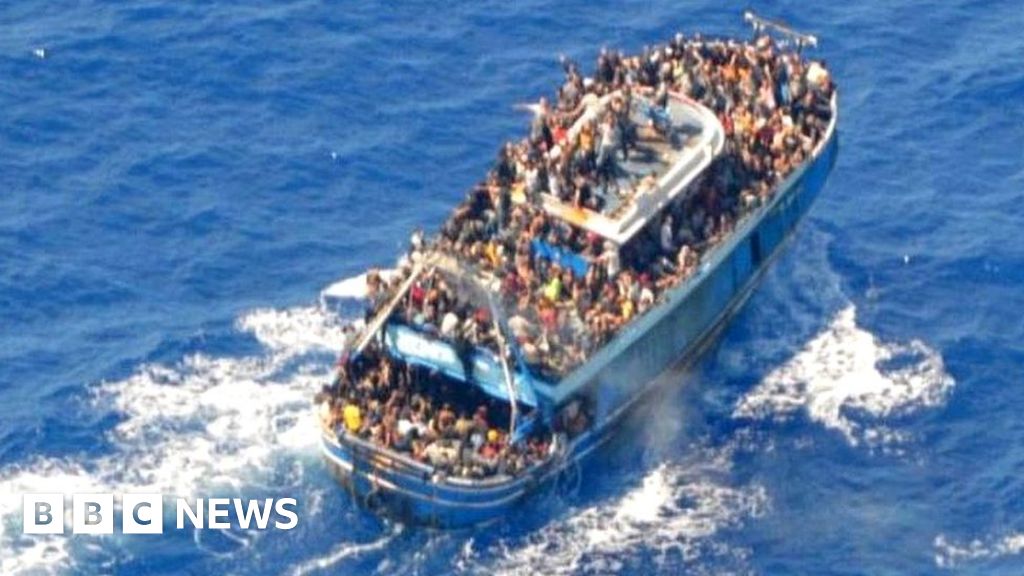 Accidente de barco en Grecia: 100 niños atrapados en barco volcado: informes