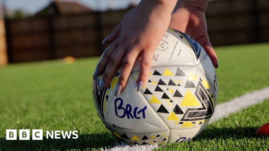 Bristol Rovers female team make return after 14 years - BBC News