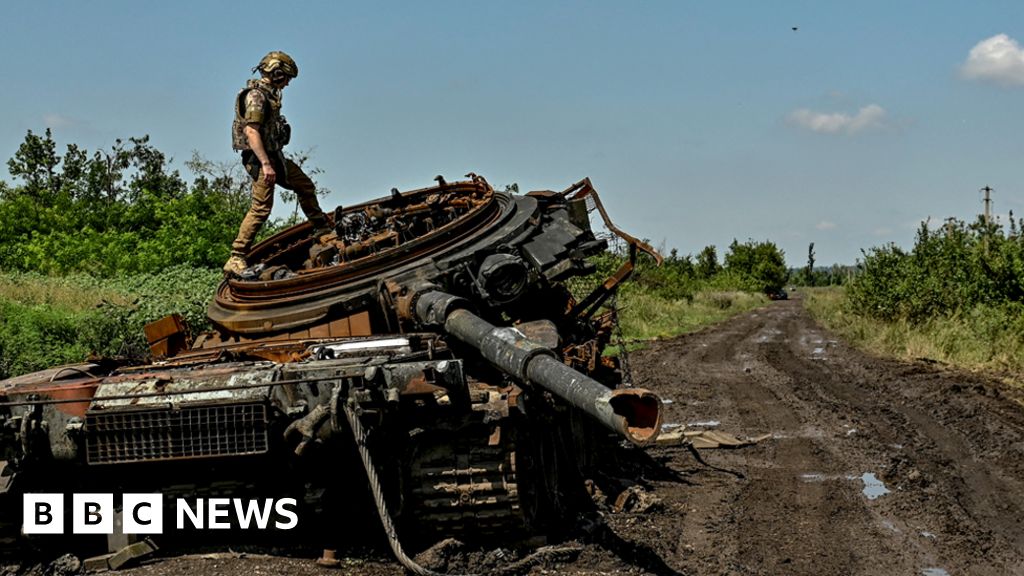 Ukraine war: Kyiv claims success as southern fighting intensifies