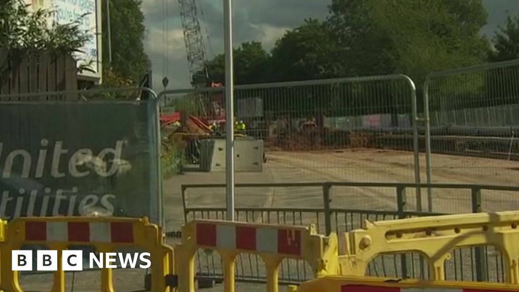 New Hole Shuts Mancunian Way In Manchester A Second Time Bbc News