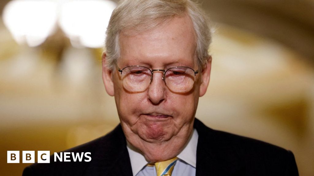 Mitch McConnell freezes for second time during press event