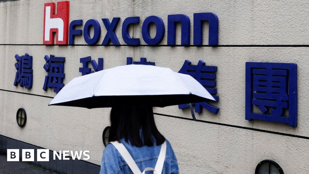 China Covid: iPhone maker Foxconn boosts bonuses after lockdown breakout