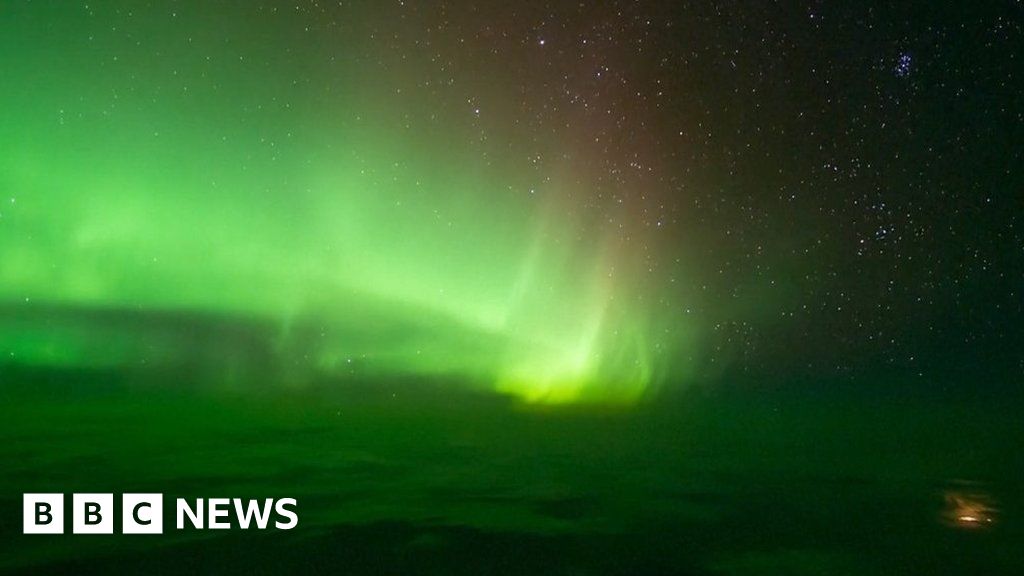 Pilot films dazzling aurora over Canada
