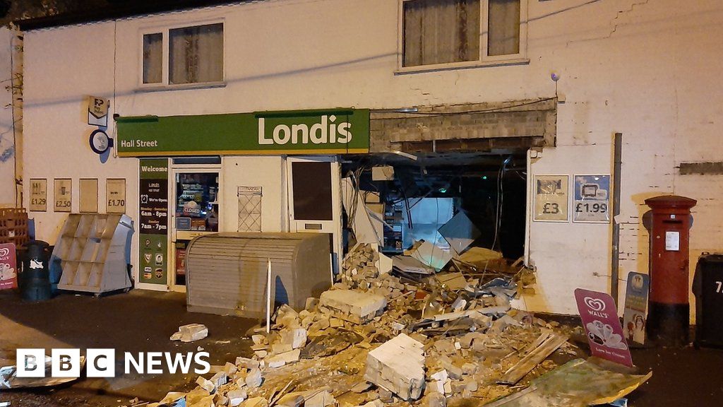 Soham raiders use JCB to smash Londis shop and steal ATM - BBC News