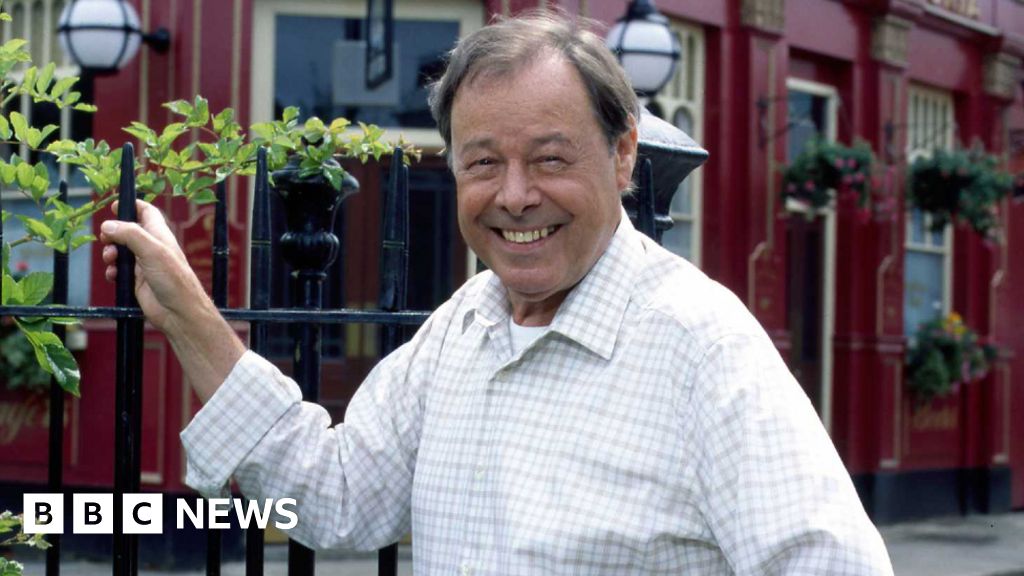 Билл Тричер: звезда EastEnders умер в возрасте 92 лет