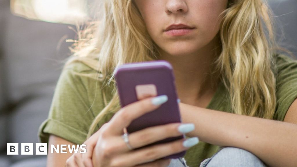 Grindr and Tinder 'must not risk children's safety'