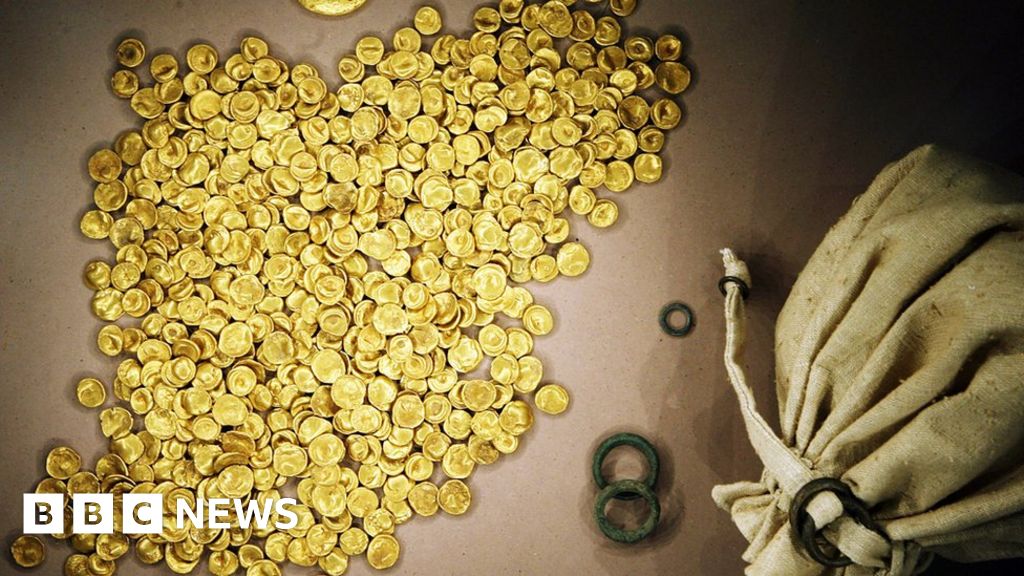 Gold coins worth €1.6m stolen in nine-minute heist from German museum – BBC
