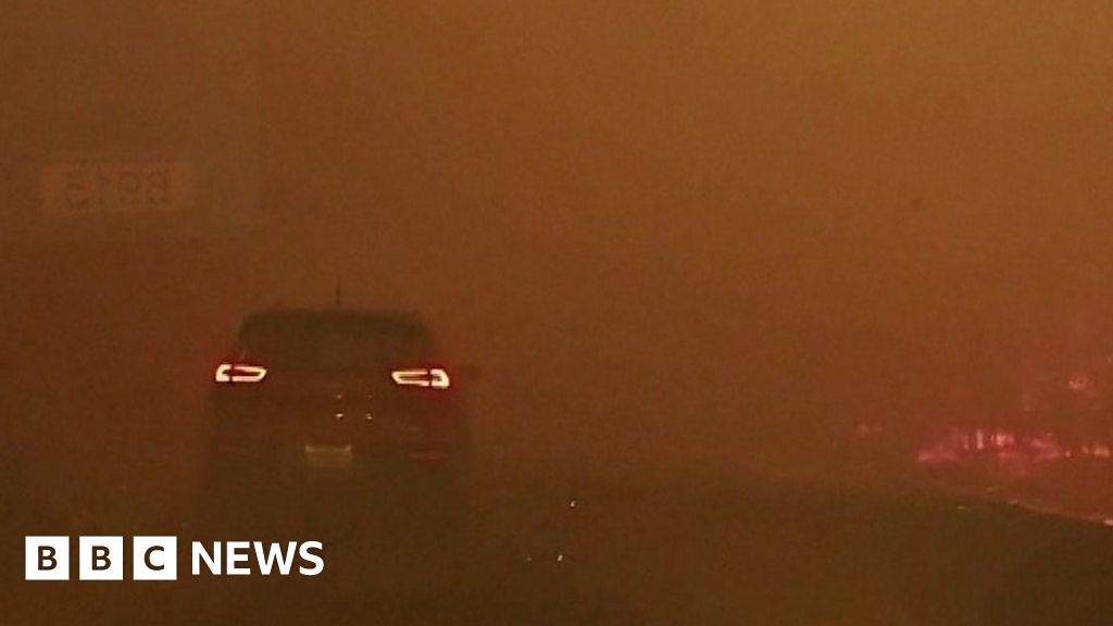 Canada: Dashcam captures driving through huge wildfire