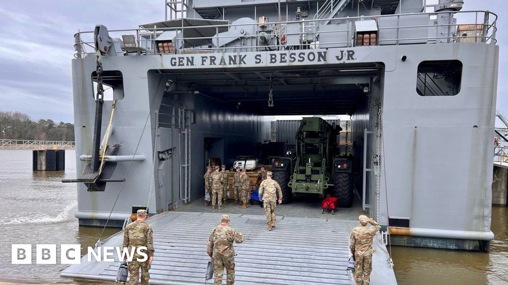 Американски военен корабът плава към Близкия изток носейки оборудване за