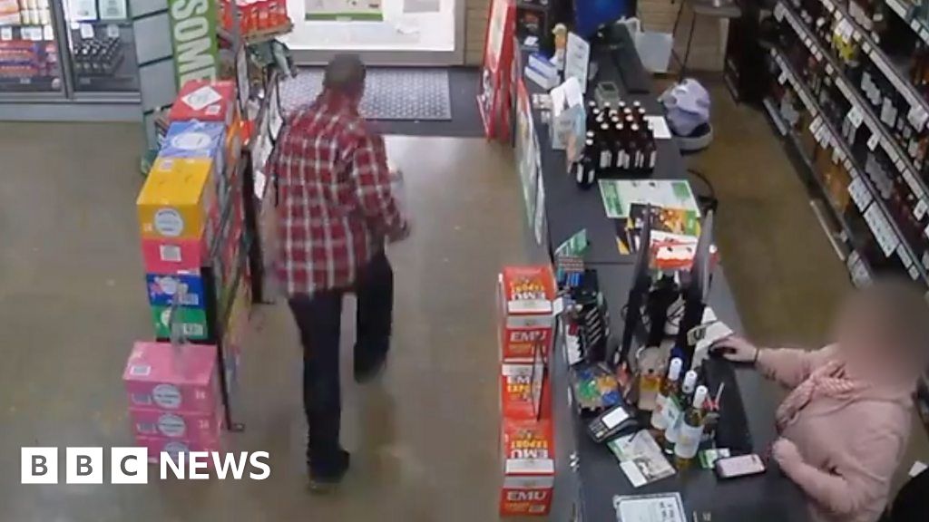 Australia: Watch moment thief gives up on liquor store robbery