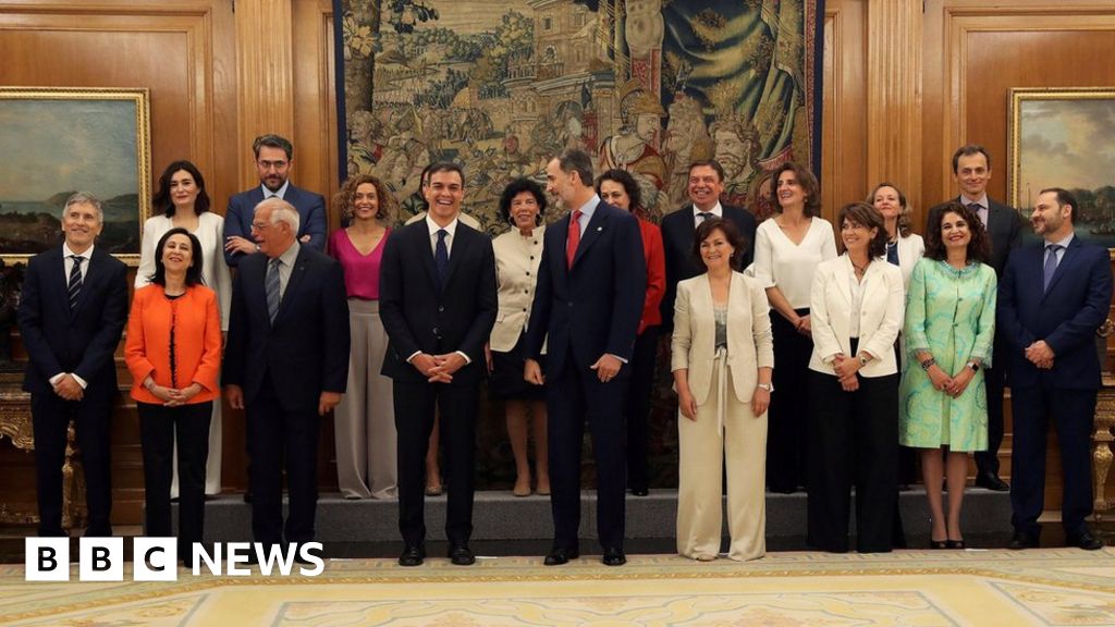 Spain swears in 'feminist cabinet'