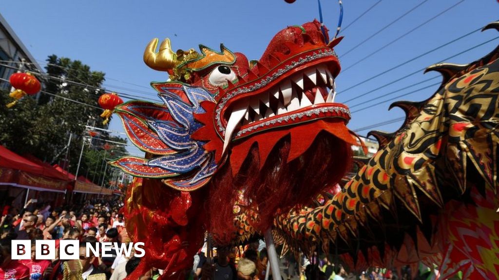 In Pictures: Millions celebrate Lunar New Year - BBC News