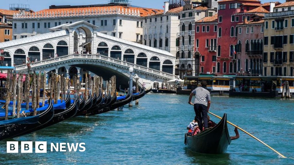 Surfers on Venice’s Grand Canal invoke mayor’s wrath