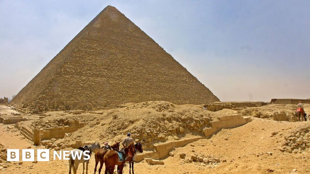 Egypt Investigates Pyramid Nude Photo Shoot Bbc News 4212