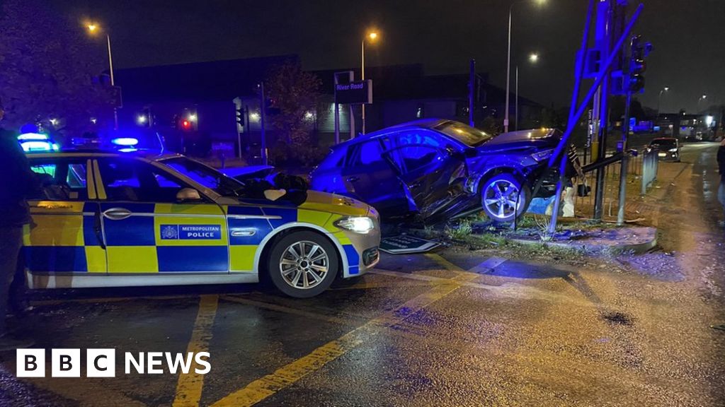 Car stolen in Essex crashed after police pursuit - BBC News