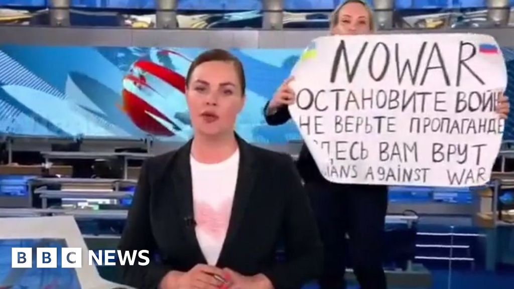 News editor interrupts Russian TV to protest war