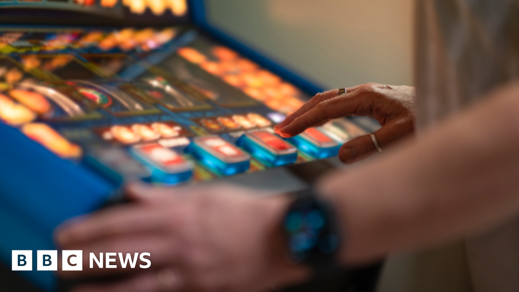 Slot machines to go cashless as debit cards allowed – BBC News