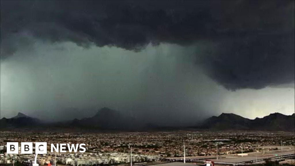 Timelapse shows rain drenching Las Vegas