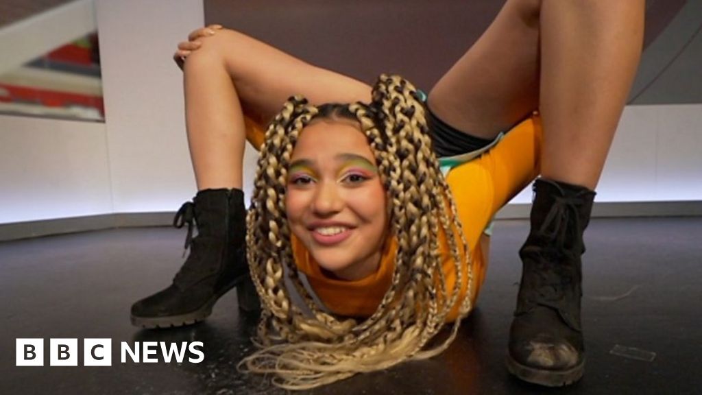 Liberty Barros: World's 'most flexible person' demonstrates moves - BBC ...