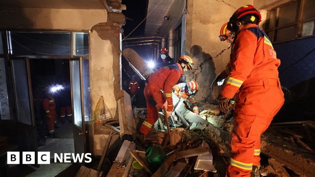 Спасителните дейности за оцелелите от земетресение което уби най малко 131