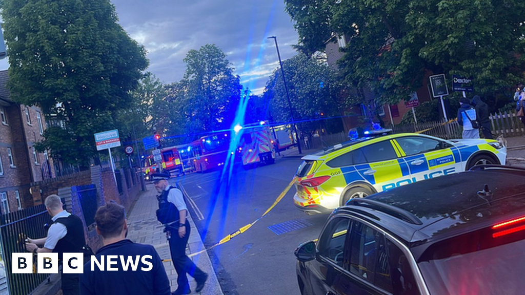 Streatham: Motorcyclist killed in hit-and-run crash - BBC.com