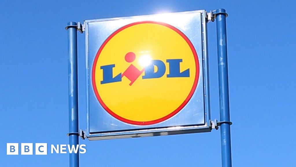 Lidl customer mistaken for shoplifter in Houghton Regis store - BBC News