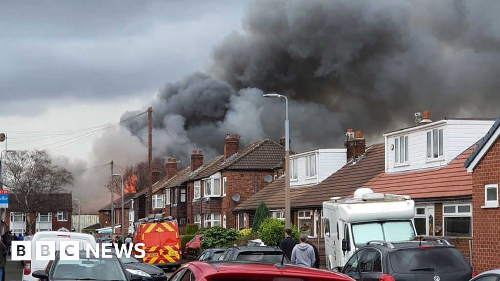 Denton Fire: People Back Home After Major Warehouse Blaze - BBC News