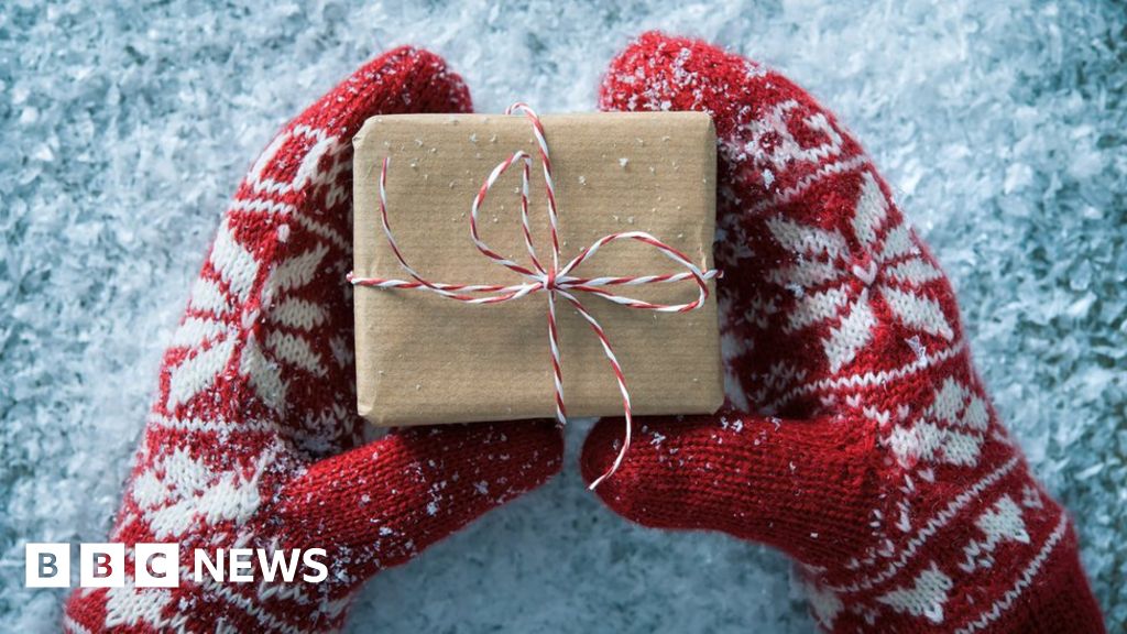 How people across England are helping others at Christmas - BBC News