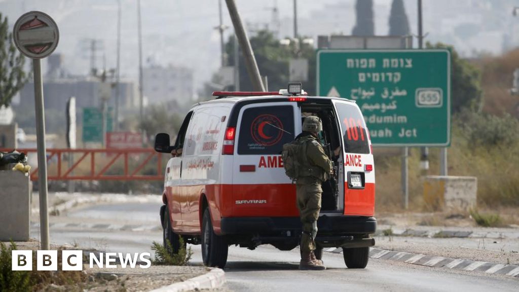 Западен бряг: Двама израелци са убити при предполагаема палестински стрелба близо до Хувара