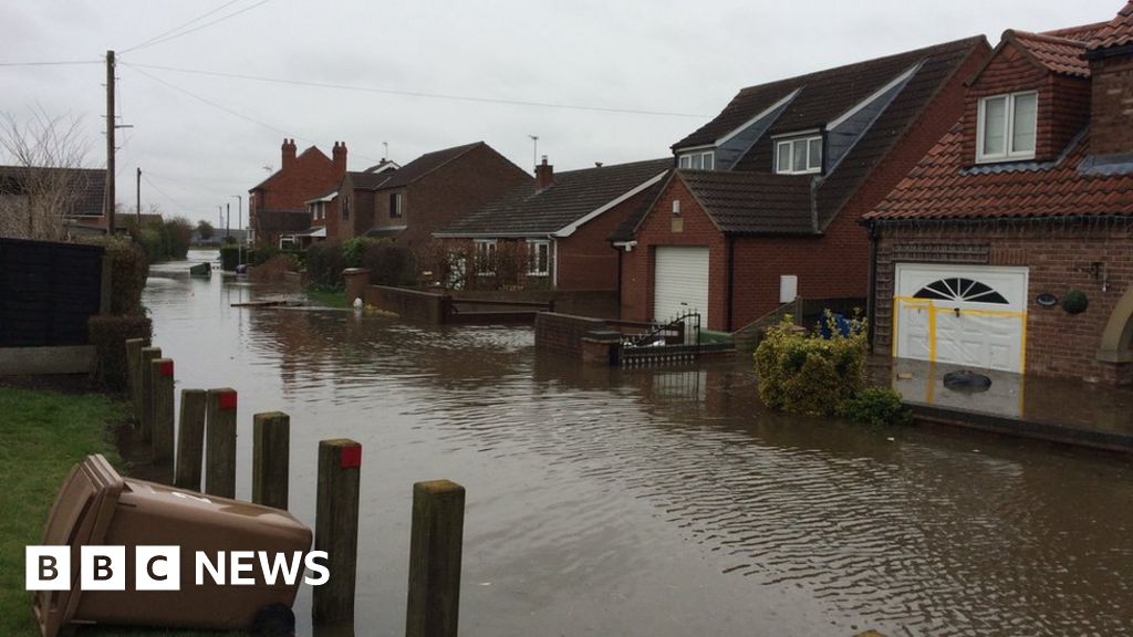 East Yorkshire flooding worsens as residents evacuated from homes 