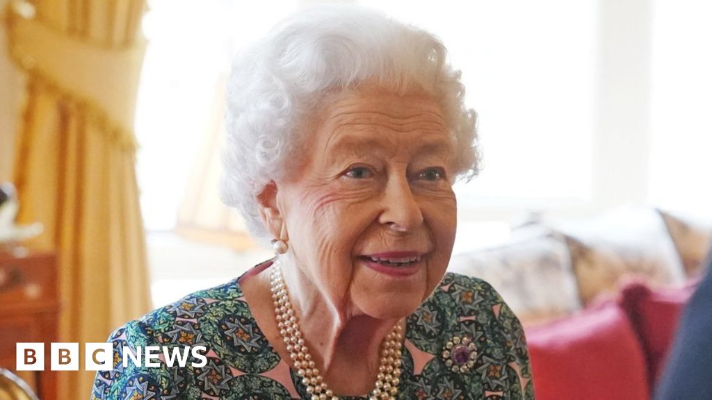 Queen carries on with light duties after Covid symptoms
