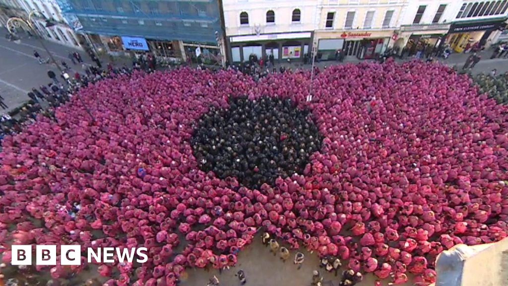 Thousands Help Make Record Breaking Human Poppy In Cirencester Bbc News