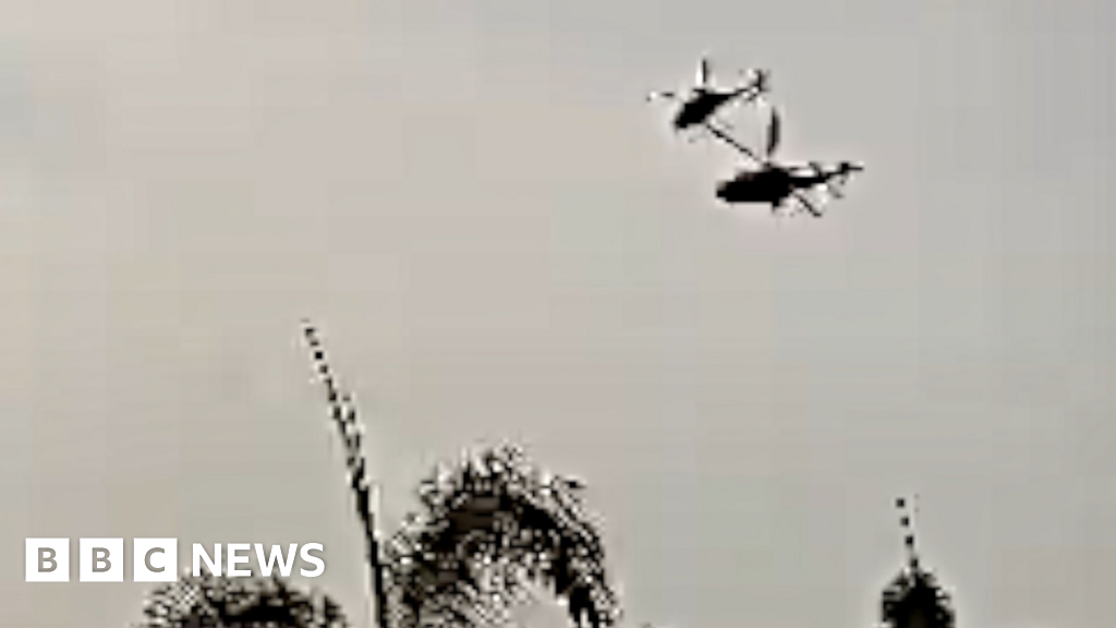 Десет хора загинаха след като два военноморски хеликоптера се сблъскаха