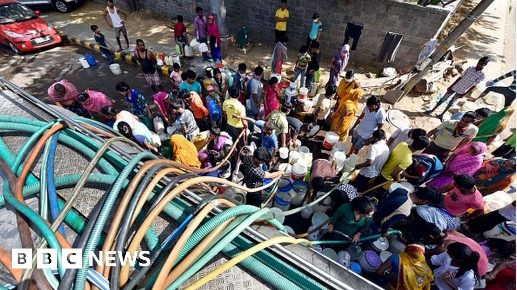 Coronavirus: Is social distancing an oxymoron in India? - BBC News