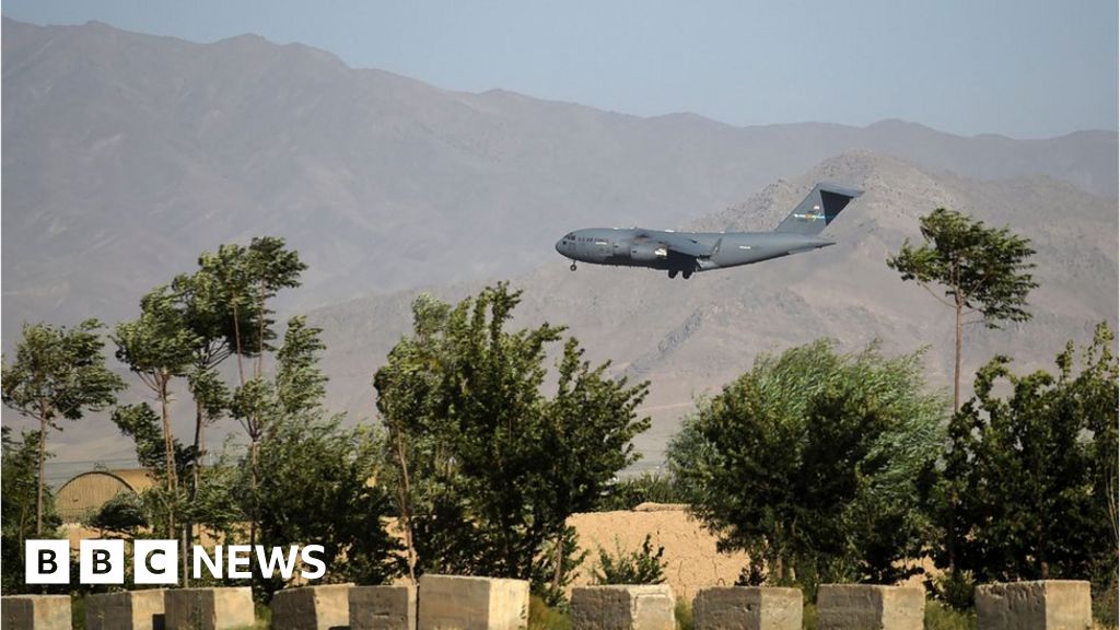 Bagram: Last US and Nato forces leave key Afghanistan base