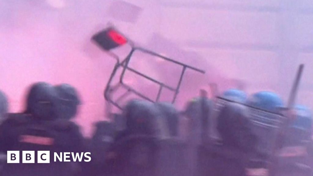 Football fans throw chairs at Naples riot police