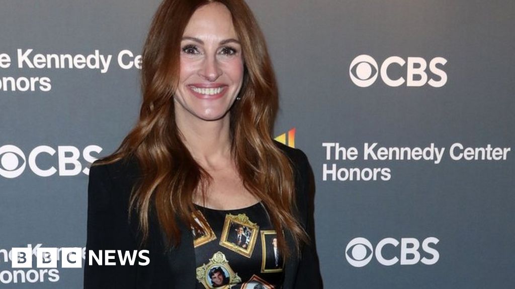 Kennedy Center Honours: Julia Roberts turns George Clooney into a fashion statement - BBC