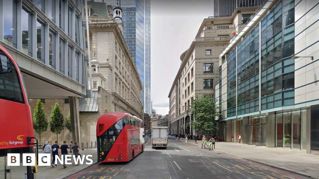 Bishopsgate: Three in hospital after City of London stabbings