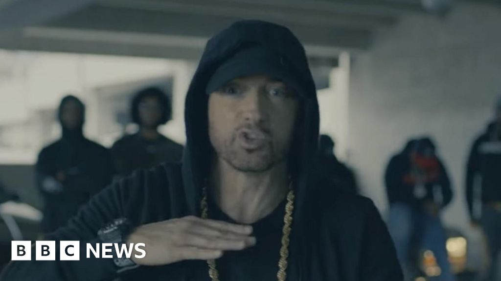 Eminem Attacks Trump In Freestyle Rap At Bet Hip Hop Awards Bbc News