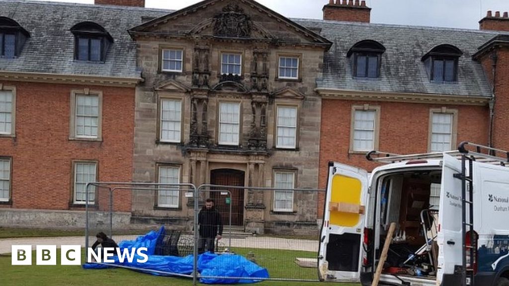 'Degrading' Dunham Massey Hall statue removed BBC News