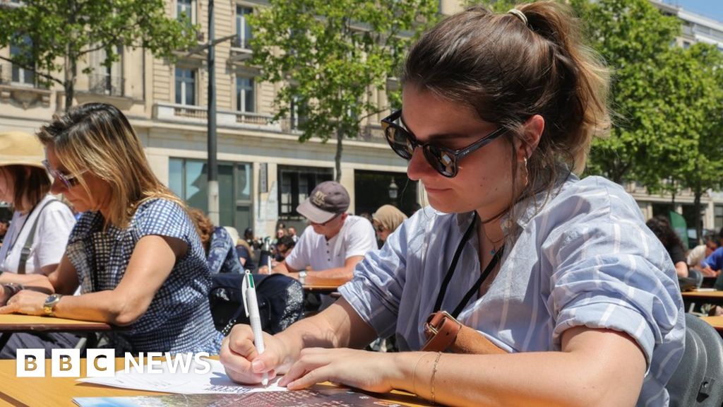 Francia: París Champs-Elysées acoge un concurso universitario de ortografía