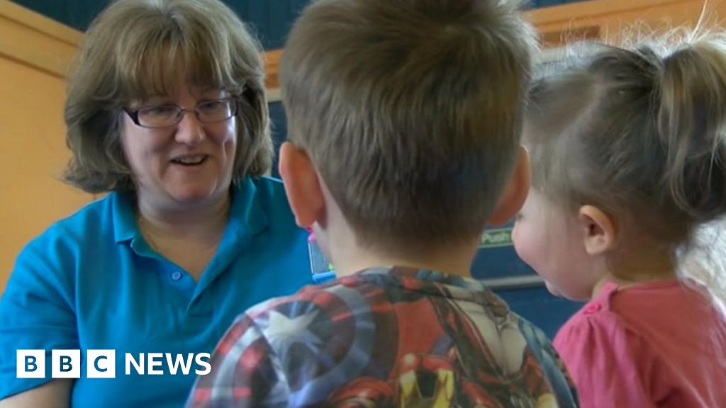 Berkshire children 'wait a year' for autism assessments - BBC News