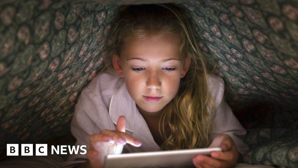 What parents need to know about online safety - BBC News